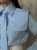 modna stylowa niebieska elegancka bawełniana koszula damska MILO La Balancia z długim rękawem w pionowe paski z kołnierzykiem krawatem zapinana na guziki casual smart casual na co dzień do pracy na spotkania kobiecy krój polski produkt