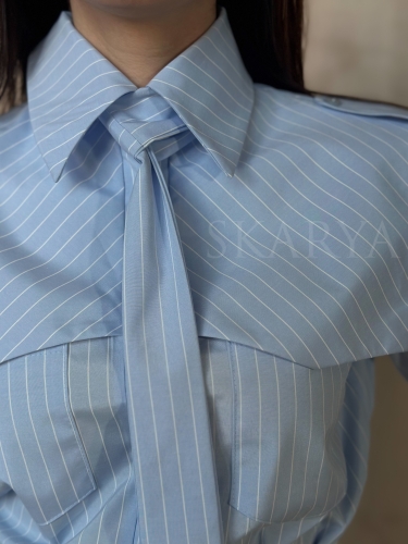 modna stylowa niebieska elegancka bawełniana koszula damska MILO La Balancia z długim rękawem w pionowe paski z kołnierzykiem krawatem zapinana na guziki casual smart casual na co dzień do pracy na spotkania kobiecy krój polski produkt