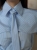 modna stylowa niebieska elegancka bawełniana koszula damska MILO La Balancia z długim rękawem w pionowe paski z kołnierzykiem krawatem zapinana na guziki casual smart casual na co dzień do pracy na spotkania kobiecy krój polski produkt