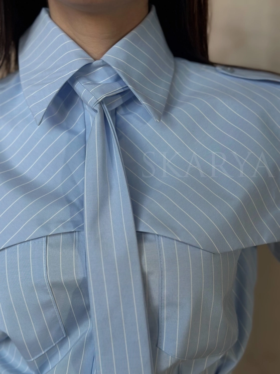 modna stylowa niebieska elegancka bawełniana koszula damska MILO La Balancia z długim rękawem w pionowe paski z kołnierzykiem krawatem zapinana na guziki casual smart casual na co dzień do pracy na spotkania kobiecy krój polski produkt