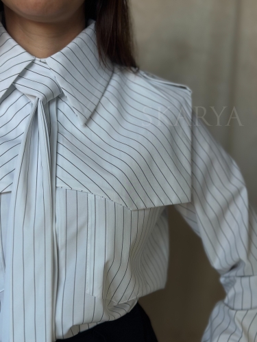 modna stylowa elegancka biała bawełniana koszula damska MILO La Balancia z długim rękawem w pionowe paski z kołnierzykiem krawatem zapinana na guziki casual smart casual na co dzień do pracy na spotkania kobiecy krój polski produkt