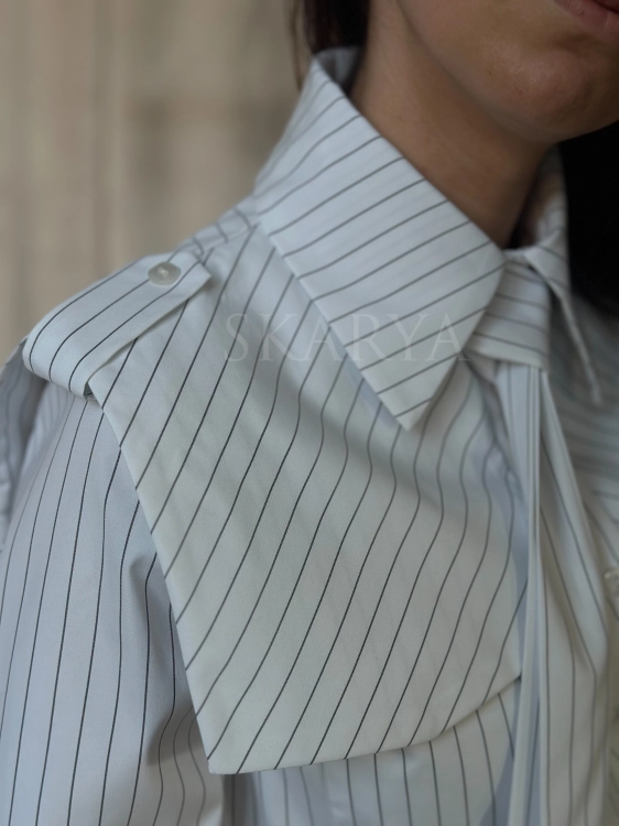 modna stylowa elegancka biała bawełniana koszula damska MILO La Balancia z długim rękawem w pionowe paski z kołnierzykiem krawatem zapinana na guziki casual smart casual na co dzień do pracy na spotkania kobiecy krój polski produkt