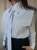modna stylowa elegancka biała bawełniana koszula damska MILO La Balancia z długim rękawem w pionowe paski z kołnierzykiem krawatem zapinana na guziki casual smart casual na co dzień do pracy na spotkania kobiecy krój polski produkt