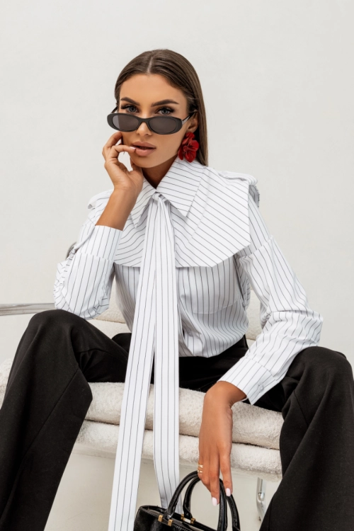 modna stylowa elegancka biała bawełniana koszula damska MILO La Balancia z długim rękawem w pionowe paski z kołnierzykiem krawatem zapinana na guziki casual smart casual na co dzień do pracy na spotkania kobiecy krój polski produkt