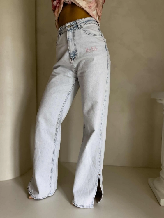 jeansy By Me Anita FLARED pink one szeroka nogawka wide leg jasny jeans wysoki stan rozcięcie na nogawce high waist fashion style outfit inspo casual look codzienne eleganckie stylizacje nowoczesny design inspirowany najnowszymi trendami mody