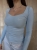 dopasowana niebieska bluzka baby blue ROSAS By Me Anita długi rękaw wiskoza miły materiał dekolt w kształcie serca basic elegancki look codzienny styl minimal style casual look polska marka polski produkt komfort wygoda baza do stylizacji