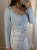 dopasowana niebieska bluzka baby blue ROSAS By Me Anita długi rękaw wiskoza miły materiał dekolt w kształcie serca basic elegancki look codzienny styl minimal style casual look polska marka polski produkt komfort wygoda baza do stylizacji