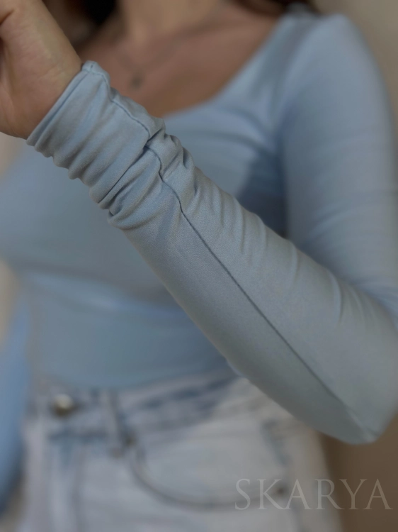 dopasowana niebieska bluzka baby blue ROSAS By Me Anita długi rękaw wiskoza miły materiał dekolt w kształcie serca basic elegancki look codzienny styl minimal style casual look polska marka polski produkt komfort wygoda baza do stylizacji