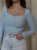 dopasowana niebieska bluzka baby blue ROSAS By Me Anita długi rękaw wiskoza miły materiał dekolt w kształcie serca basic elegancki look codzienny styl minimal style casual look polska marka polski produkt komfort wygoda baza do stylizacji