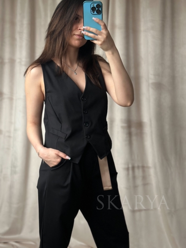czarny komplet damski KESI kamizelka na guziki spodnie z paskiem elegancki casual zestaw  do pracy na wyjścia fashion style outfit na co dzień wygoda komfort możliwość komponowania na wiele sposobów włoska produkcja