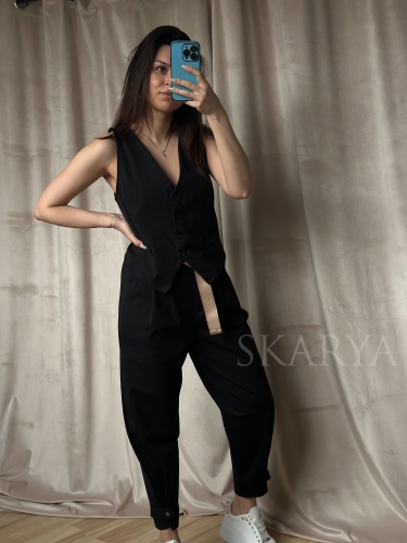 czarny komplet damski KESI kamizelka na guziki spodnie z paskiem elegancki casual zestaw  do pracy na wyjścia fashion style outfit na co dzień wygoda komfort możliwość komponowania na wiele sposobów włoska produkcja
