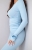 Niebieski dopasowany komplet RÓŻA  włoskiej produkcji, bluzka z różą 3d na rękawie i legginsami. Prążkowany materiał z wiskozy. casual set, basic. Idealne dopasowanie do sylwetki i jej podkreślenie. Komplet można urozmaicić marynarką lub kurtką.