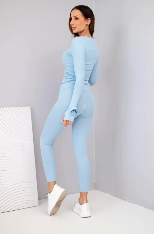 Niebieski dopasowany komplet RÓŻA  włoskiej produkcji, bluzka z różą 3d na rękawie i legginsami. Prążkowany materiał z wiskozy. casual set, basic. Idealne dopasowanie do sylwetki i jej podkreślenie. Komplet można urozmaicić marynarką lub kurtką.