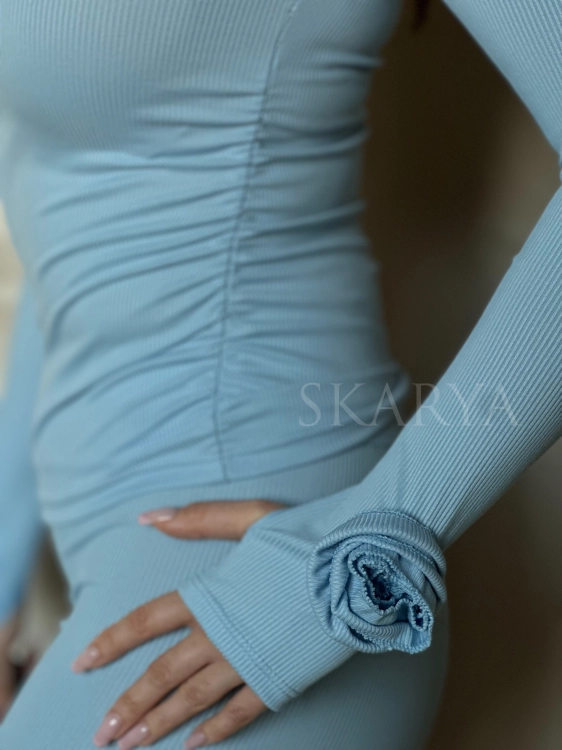 Niebieski dopasowany komplet RÓŻA  włoskiej produkcji, bluzka z różą 3d na rękawie i legginsami. Prążkowany materiał z wiskozy. casual set, basic. Idealne dopasowanie do sylwetki i jej podkreślenie. Komplet można urozmaicić marynarką lub kurtką.