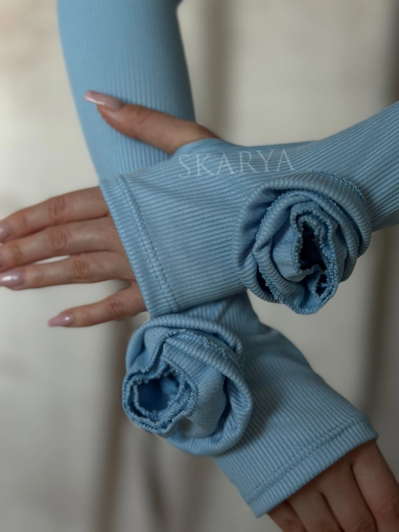 Niebieski dopasowany komplet RÓŻA  włoskiej produkcji, bluzka z różą 3d na rękawie i legginsami. Prążkowany materiał z wiskozy. casual set, basic. Idealne dopasowanie do sylwetki i jej podkreślenie. Komplet można urozmaicić marynarką lub kurtką.
