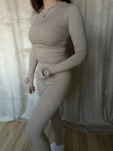 beżowy dopasowany komplet RÓŻA  włoskiej produkcji, bluzka z różą 3d na rękawie i legginsami. Prążkowany materiał z wiskozy. casual set, basic. Idealne dopasowanie do sylwetki i jej podkreślenie. Komplet można urozmaicić marynarką lub kurtką.