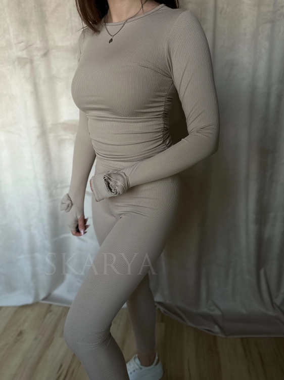 beżowy dopasowany komplet RÓŻA  włoskiej produkcji, bluzka z różą 3d na rękawie i legginsami. Prążkowany materiał z wiskozy. casual set, basic. Idealne dopasowanie do sylwetki i jej podkreślenie. Komplet można urozmaicić marynarką lub kurtką.