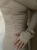 beżowy dopasowany komplet RÓŻA  włoskiej produkcji, bluzka z różą 3d na rękawie i legginsami. Prążkowany materiał z wiskozy. casual set, basic. Idealne dopasowanie do sylwetki i jej podkreślenie. Komplet można urozmaicić marynarką lub kurtką.
