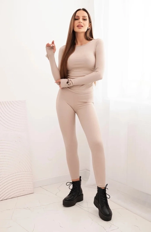 beżowy dopasowany komplet RÓŻA  włoskiej produkcji, bluzka z różą 3d na rękawie i legginsami. Prążkowany materiał z wiskozy. casual set, basic. Idealne dopasowanie do sylwetki i jej podkreślenie. Komplet można urozmaicić marynarką lub kurtką.