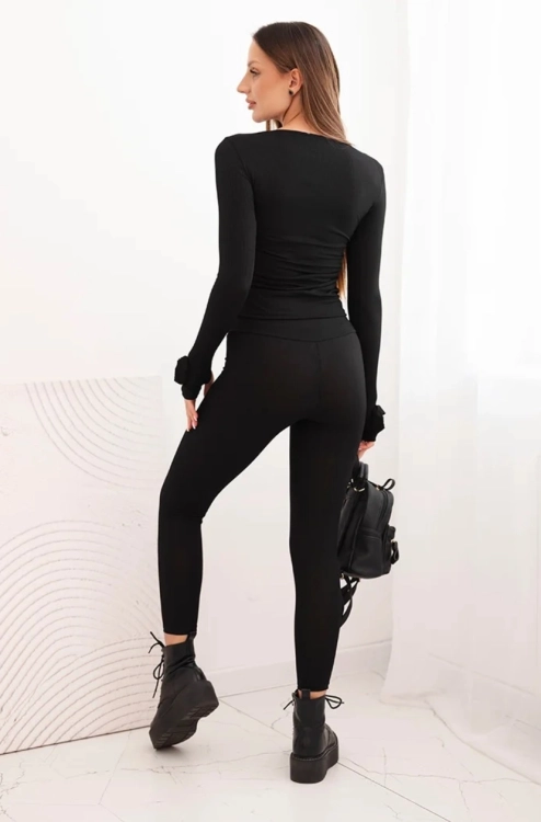 Czarny dopasowany komplet RÓŻA  włoskiej produkcji, bluzka z różą 3d na rękawie i legginsami. Prążkowany materiał z wiskozy. casual set, basic. Idealne dopasowanie do sylwetki i jej podkreślenie. Komplet można urozmaicić marynarką lub kurtką.