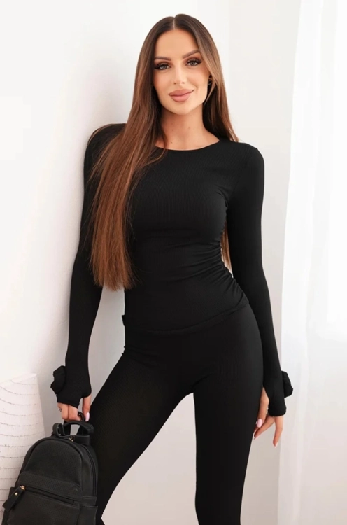 Czarny dopasowany komplet RÓŻA  włoskiej produkcji, bluzka z różą 3d na rękawie i legginsami. Prążkowany materiał z wiskozy. casual set, basic. Idealne dopasowanie do sylwetki i jej podkreślenie. Komplet można urozmaicić marynarką lub kurtką.