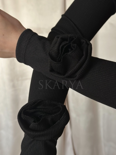 Czarny dopasowany komplet RÓŻA  włoskiej produkcji, bluzka z różą 3d na rękawie i legginsami. Prążkowany materiał z wiskozy. casual set, basic. Idealne dopasowanie do sylwetki i jej podkreślenie. Komplet można urozmaicić marynarką lub kurtką.