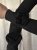 Czarny dopasowany komplet RÓŻA  włoskiej produkcji, bluzka z różą 3d na rękawie i legginsami. Prążkowany materiał z wiskozy. casual set, basic. Idealne dopasowanie do sylwetki i jej podkreślenie. Komplet można urozmaicić marynarką lub kurtką.
