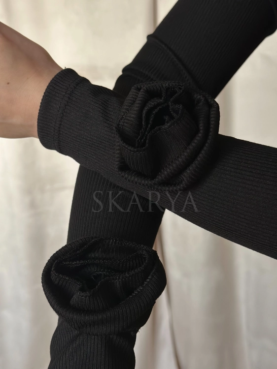 Czarny dopasowany komplet RÓŻA  włoskiej produkcji, bluzka z różą 3d na rękawie i legginsami. Prążkowany materiał z wiskozy. casual set, basic. Idealne dopasowanie do sylwetki i jej podkreślenie. Komplet można urozmaicić marynarką lub kurtką.