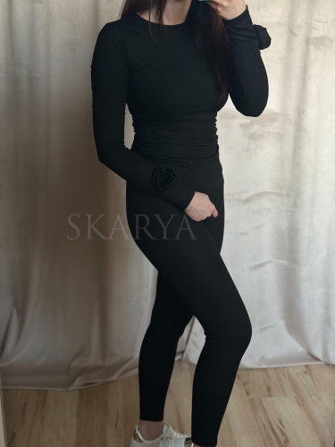 Czarny dopasowany komplet RÓŻA  włoskiej produkcji, bluzka z różą 3d na rękawie i legginsami. Prążkowany materiał z wiskozy. casual set, basic. Idealne dopasowanie do sylwetki i jej podkreślenie. Komplet można urozmaicić marynarką lub kurtką.