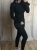 Czarny dopasowany komplet RÓŻA  włoskiej produkcji, bluzka z różą 3d na rękawie i legginsami. Prążkowany materiał z wiskozy. casual set, basic. Idealne dopasowanie do sylwetki i jej podkreślenie. Komplet można urozmaicić marynarką lub kurtką.