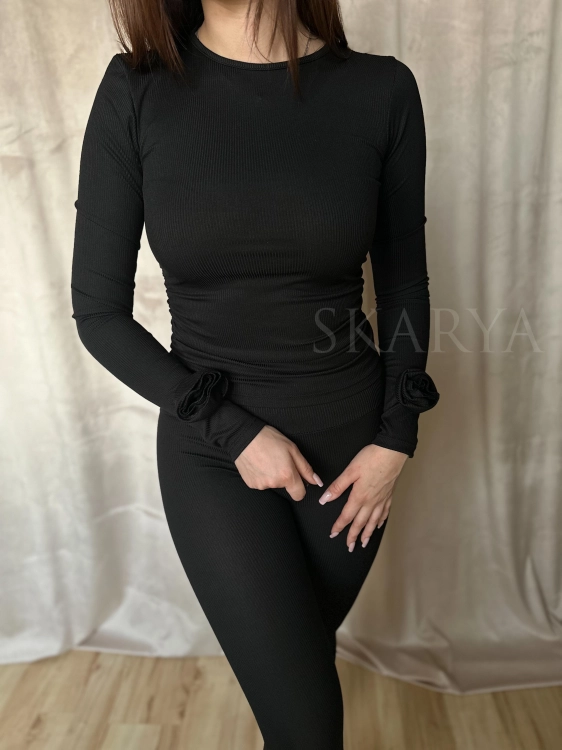 Czarny dopasowany komplet RÓŻA  włoskiej produkcji, bluzka z różą 3d na rękawie i legginsami. Prążkowany materiał z wiskozy. casual set, basic. Idealne dopasowanie do sylwetki i jej podkreślenie. Komplet można urozmaicić marynarką lub kurtką.