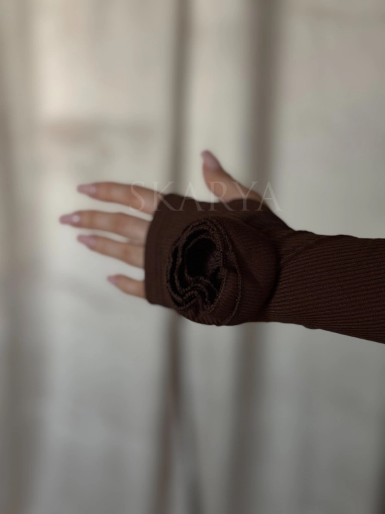 Brązowy dopasowany komplet RÓŻA  włoskiej produkcji, bluzka z różą 3d na rękawie i legginsami. Prążkowany materiał z wiskozy. casual set, basic. Idealne dopasowanie do sylwetki i jej podkreślenie. Komplet można urozmaicić marynarką lub kurtką.