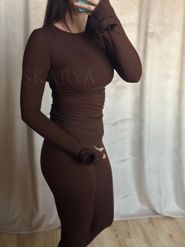 Brązowy dopasowany komplet RÓŻA  włoskiej produkcji, bluzka z różą 3d na rękawie i legginsami. Prążkowany materiał z wiskozy. casual set, basic. Idealne dopasowanie do sylwetki i jej podkreślenie. Komplet można urozmaicić marynarką lub kurtką.