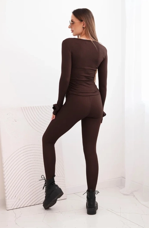 Brązowy dopasowany komplet RÓŻA  włoskiej produkcji, bluzka z różą 3d na rękawie i legginsami. Prążkowany materiał z wiskozy. casual set, basic. Idealne dopasowanie do sylwetki i jej podkreślenie. Komplet można urozmaicić marynarką lub kurtką.