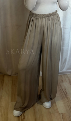 Modne spodnie beżowe z wiskozy, gumka w pasie. Przewiewny materiał. Szeroka nogawka typu wide leg. Luźne, lekkie,eleganckie, zwiewne, komfort, swoboda ruchów produkt włoski  Baza do wielu stylizacji Smart casual, comfy wear, basic, bestseller palazzo