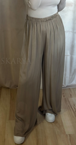 Modne spodnie beżowe z wiskozy, gumka w pasie. Przewiewny materiał. Szeroka nogawka typu wide leg. Luźne, lekkie,eleganckie, zwiewne, komfort, swoboda ruchów produkt włoski  Baza do wielu stylizacji Smart casual, comfy wear, basic, bestseller hit sezonu