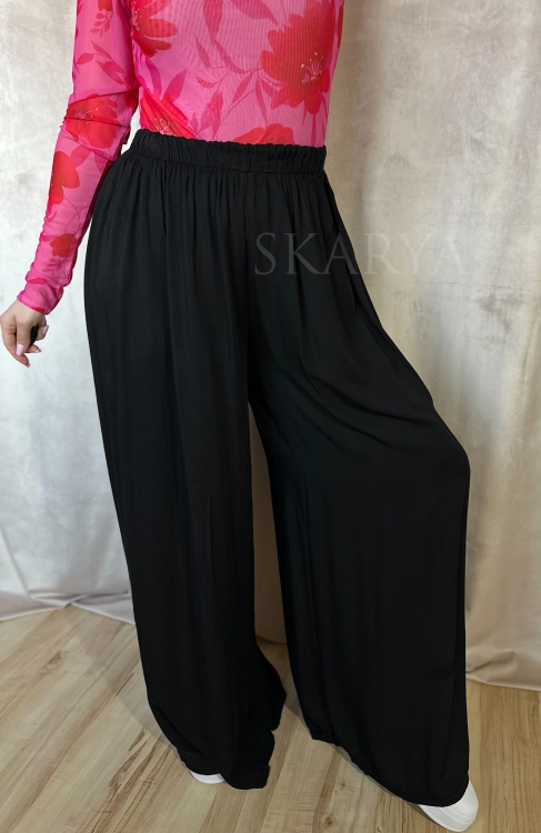 Modne spodnie czarne z wiskozy, gumka w pasie. Przewiewny materiał. Szeroka nogawka typu wide leg. Luźne, lekkie,eleganckie, zwiewne, komfort, swoboda ruchów produkt włoski  Baza do wielu stylizacji Smart casual, comfy wear, basic, bestseller palazzo