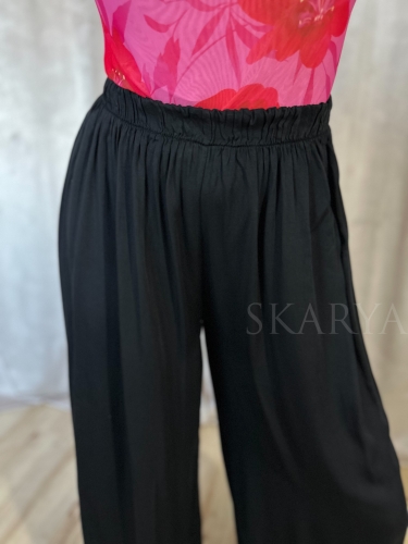 Modne spodnie czarne z wiskozy, gumka w pasie. Przewiewny materiał. Szeroka nogawka typu wide leg. Luźne, lekkie,eleganckie, zwiewne, komfort, swoboda ruchów produkt włoski  Baza do wielu stylizacji Smart casual, comfy wear, basic, bestseller hit sezonu