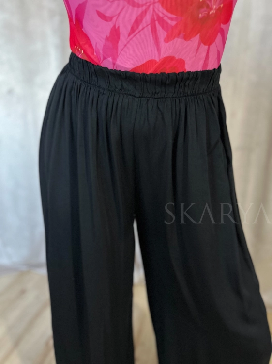 Modne spodnie czarne z wiskozy, gumka w pasie. Przewiewny materiał. Szeroka nogawka typu wide leg. Luźne, lekkie,eleganckie, zwiewne, komfort, swoboda ruchów produkt włoski  Baza do wielu stylizacji Smart casual, comfy wear, basic, bestseller hit sezonu