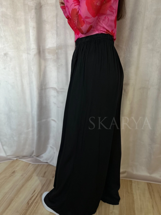Modne spodnie czarne z wiskozy, gumka w pasie. Przewiewny materiał. Szeroka nogawka typu wide leg. Luźne, lekkie,eleganckie, zwiewne, komfort, swoboda ruchów produkt włoski  Baza do wielu stylizacji Smart casual, comfy wear, basic, bestseller hit sezonu
