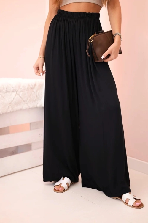 Modne spodnie czarne z wiskozy, gumka w pasie. Przewiewny materiał. Szeroka nogawka typu wide leg. Luźne, lekkie,eleganckie, zwiewne, komfort, swoboda ruchów produkt włoski  Baza do wielu stylizacji Smart casual, comfy wear, basic, bestseller hit sezonu