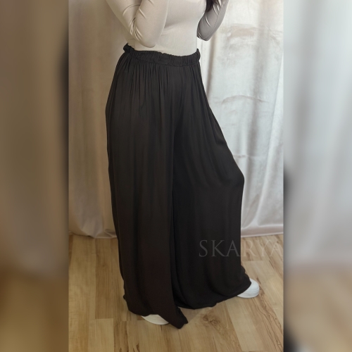 Modne spodnie brązowe z wiskozy, gumka w pasie. Przewiewny materiał. Szeroka nogawka typu wide leg. Luźne, lekkie,eleganckie, zwiewne, komfort, swoboda ruchów produkt włoski  Baza do wielu stylizacji Smart casual, comfy wear, basic, bestseller hit sezonu