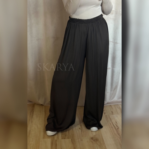 Modne spodnie brązowe z wiskozy, gumka w pasie. Przewiewny materiał. Szeroka nogawka typu wide leg. Luźne, lekkie,eleganckie, zwiewne, komfort, swoboda ruchów produkt włoski  Baza do wielu stylizacji Smart casual, comfy wear, basic, bestseller palazzo
