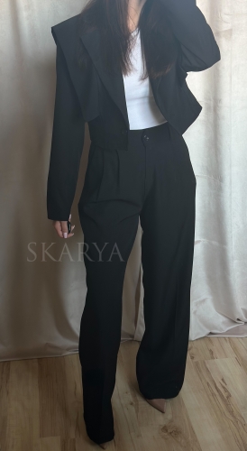 Czarny elegancki komplet, który można łączyć na wiele sposobów z innymi elementami garderoby. Spodnie z szeroką nogawką typu wide leg, krótka marynarka z poduszkami na ramionach. Sprawdzi się na co dzień jak i na eleganckie wyjścia. smart casual