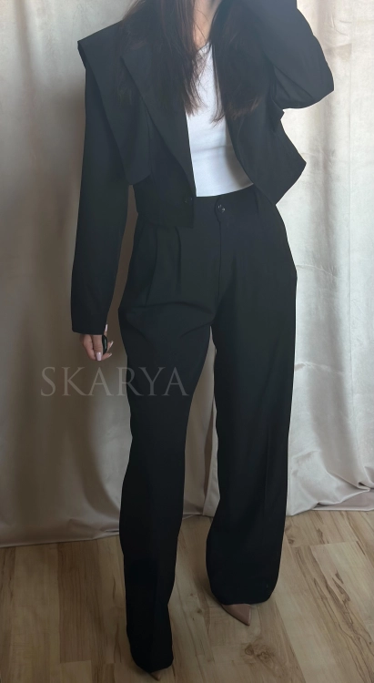 Czarny elegancki komplet, który można łączyć na wiele sposobów z innymi elementami garderoby. Spodnie z szeroką nogawką typu wide leg, krótka marynarka z poduszkami na ramionach. Sprawdzi się na co dzień jak i na eleganckie wyjścia. smart casual