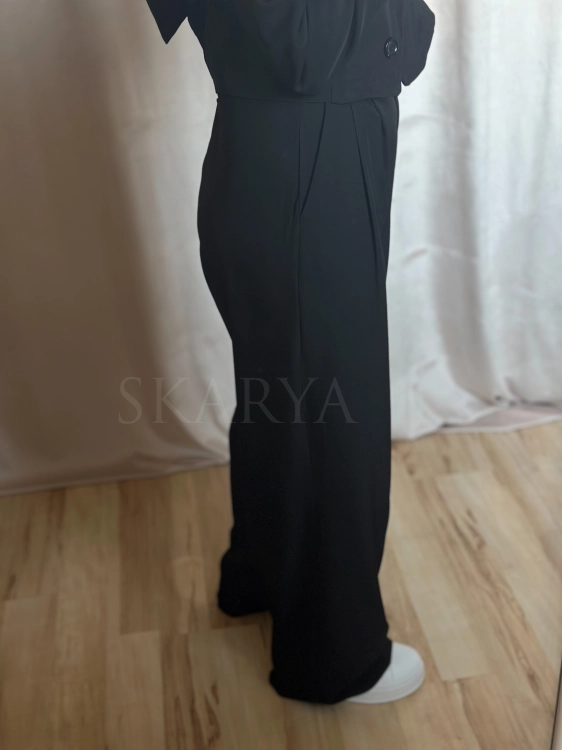 Szerokie spodnie typu wide leg z kompletu. Totalny hit i must have. Sprawdzi się do wielu stylizacji - eleganckich i sportowych, na co dzień, do pracy, na eleganckie przyjęcia - komunie, chrzciny.
