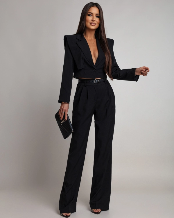 Czarny elegancki komplet. Krótka marynarka z podkreśloną linią ramion zapinana na guzik. Spodnie na gumce z szeroką nogawką typu wide leg, szlufki na pasek, kieszenie, lekki zwiewny materiał. Idealny na wyjątkowe okazje jak i na co dzień.