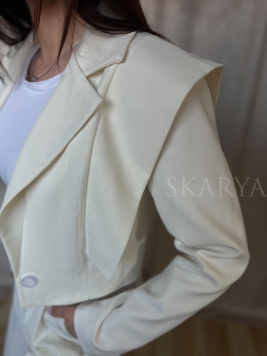 Kremowy ecru elegancki komplet, który można łączyć na wiele sposobów z innymi elementami garderoby. Spodnie z szeroką nogawką typu wide leg, krótka marynarka z poduszkami na ramionach. Sprawdzi się na co dzień jak i na eleganckie wyjścia. smart casual
