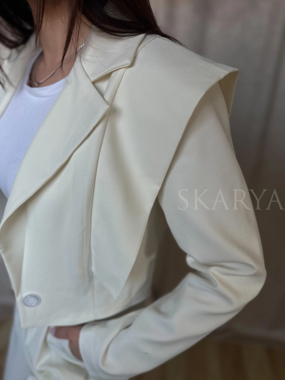 Kremowy ecru elegancki komplet, który można łączyć na wiele sposobów z innymi elementami garderoby. Spodnie z szeroką nogawką typu wide leg, krótka marynarka z poduszkami na ramionach. Sprawdzi się na co dzień jak i na eleganckie wyjścia. smart casual