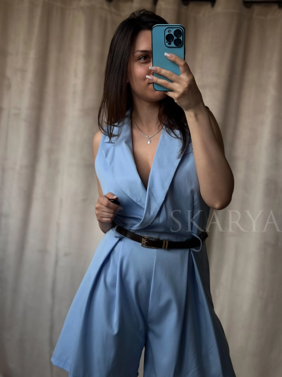 Niebieski krótki kombinezon, z kopertowym dekoltem i paskiem. Smart casual. Sprawdzi się zarówno na co dzień do sneakersów jak i na wyjątkowe okazje do szpilek. Do pracy, na komunie, chrzciny, randkę. Basic